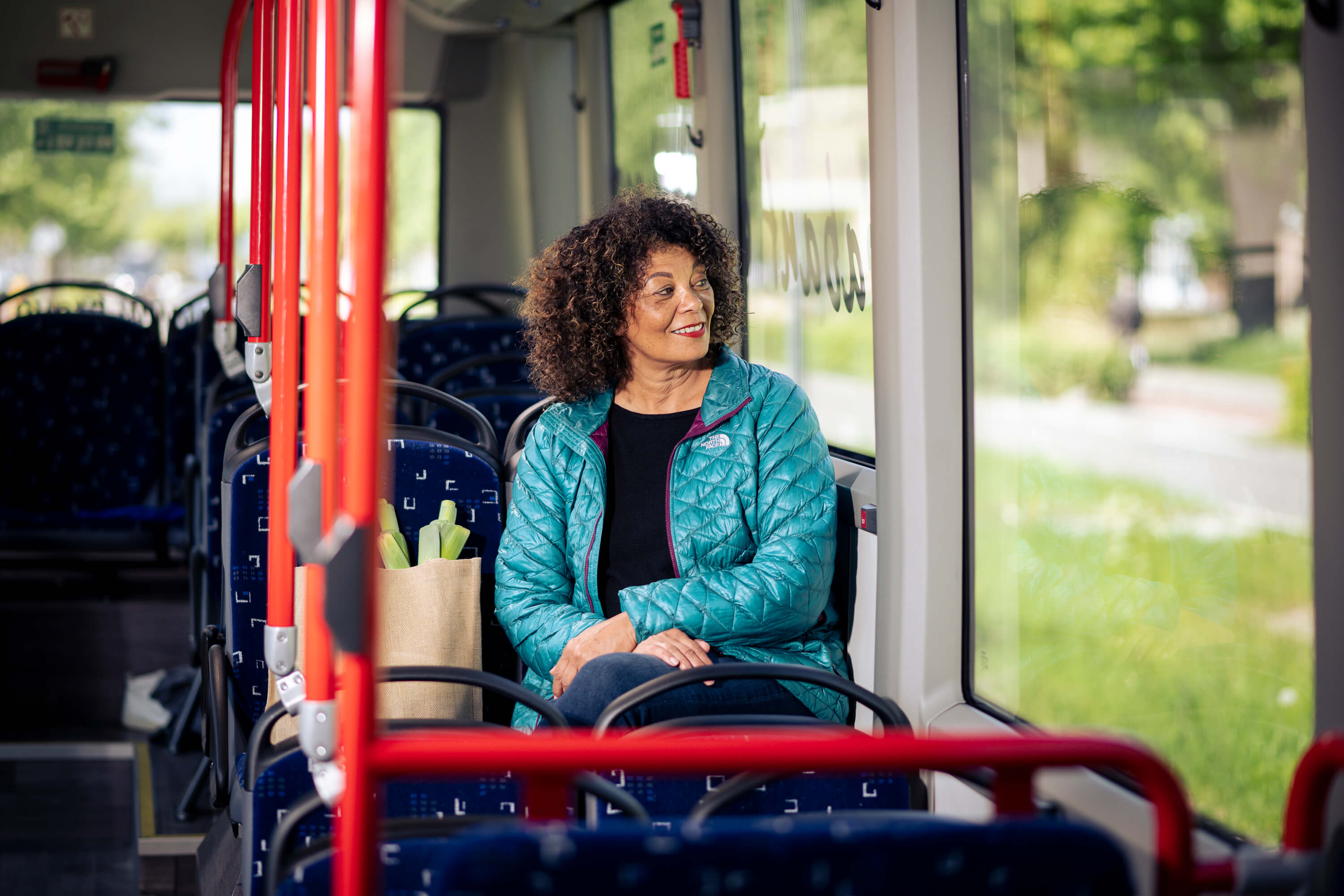 Mevrouw reist in de bus