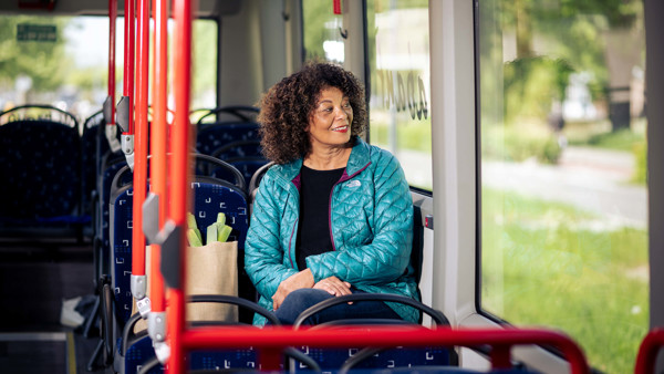 Mevrouw reist in de bus Mevrouw reist in de bus
