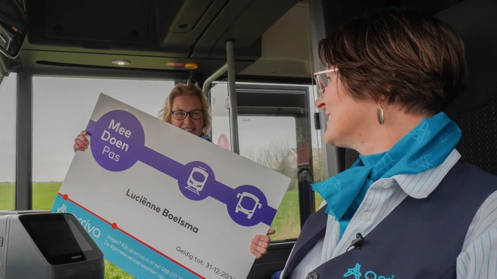 Wethouder gemeente Fryske Marren toont Meedoen Pas Wethouder gemeente Fryske Marren toont Meedoen Pas