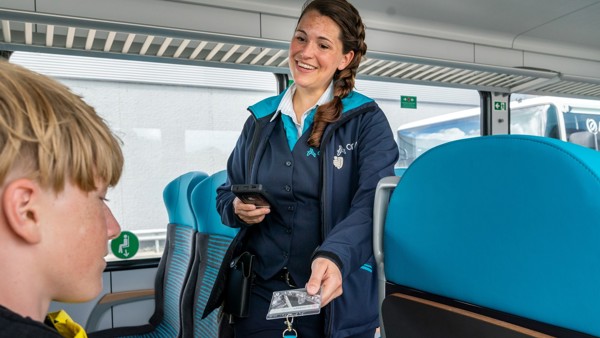 Leerling traint zelfstandigheid in de trein van Arriva Leerling traint zelfstandigheid in de trein van Arriva