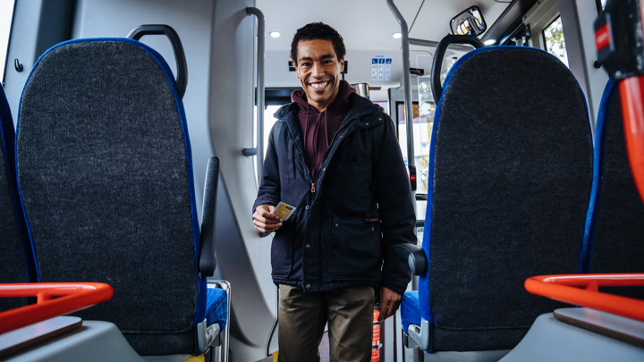 Meneer zoekt zitplaats in de bus Meneer zoekt zitplaats in de bus