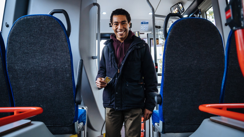 Meneer zoekt zitplaats in de bus Meneer zoekt zitplaats in de bus