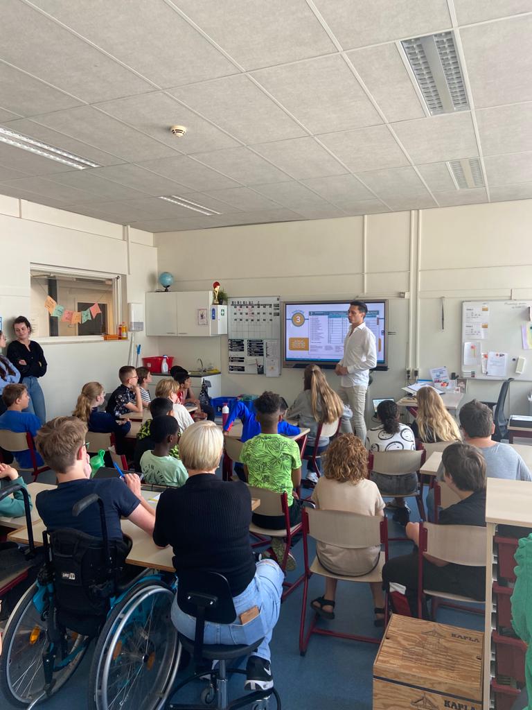 Medewerker Geeft Les Op Een VSO