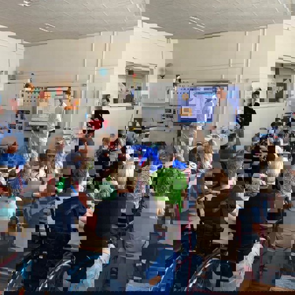 Medewerker Geeft Les Op Een VSO Medewerker Geeft Les Op Een VSO