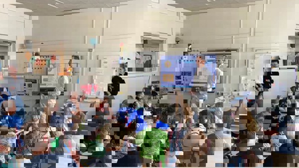 Medewerker Geeft Les Op Een VSO Medewerker Geeft Les Op Een VSO