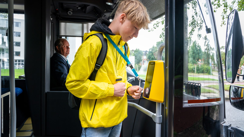 Leerling van leerlingenvervoer checkt in met ov pas Leerling van leerlingenvervoer checkt in met ov pas