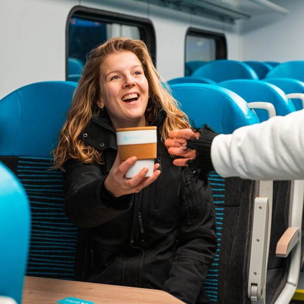 Reiziger neemt koffie in ontvangst Reiziger neemt koffie in ontvangst