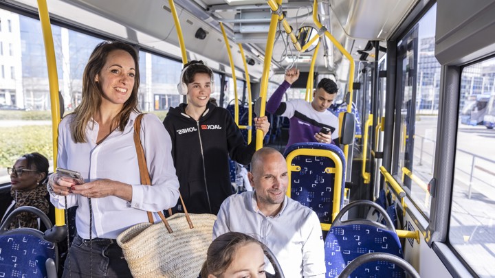 Voor Elkaar en Meedoen Pas reizigers in Arriva bus Voor Elkaar en Meedoen Pas reizigers in Arriva bus
