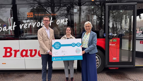Loena Neemt De Eerste Voor Elkaar Pas Van Arriva In Ontvangst In Tilburg Loena Neemt De Eerste Voor Elkaar Pas Van Arriva In Ontvangst In Tilburg