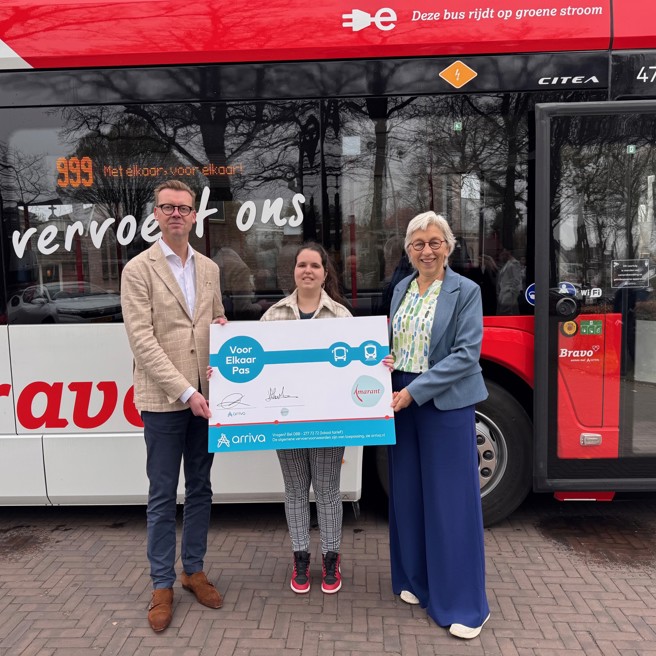 Loena Neemt De Eerste Voor Elkaar Pas Van Arriva In Ontvangst In Tilburg Loena Neemt De Eerste Voor Elkaar Pas Van Arriva In Ontvangst In Tilburg