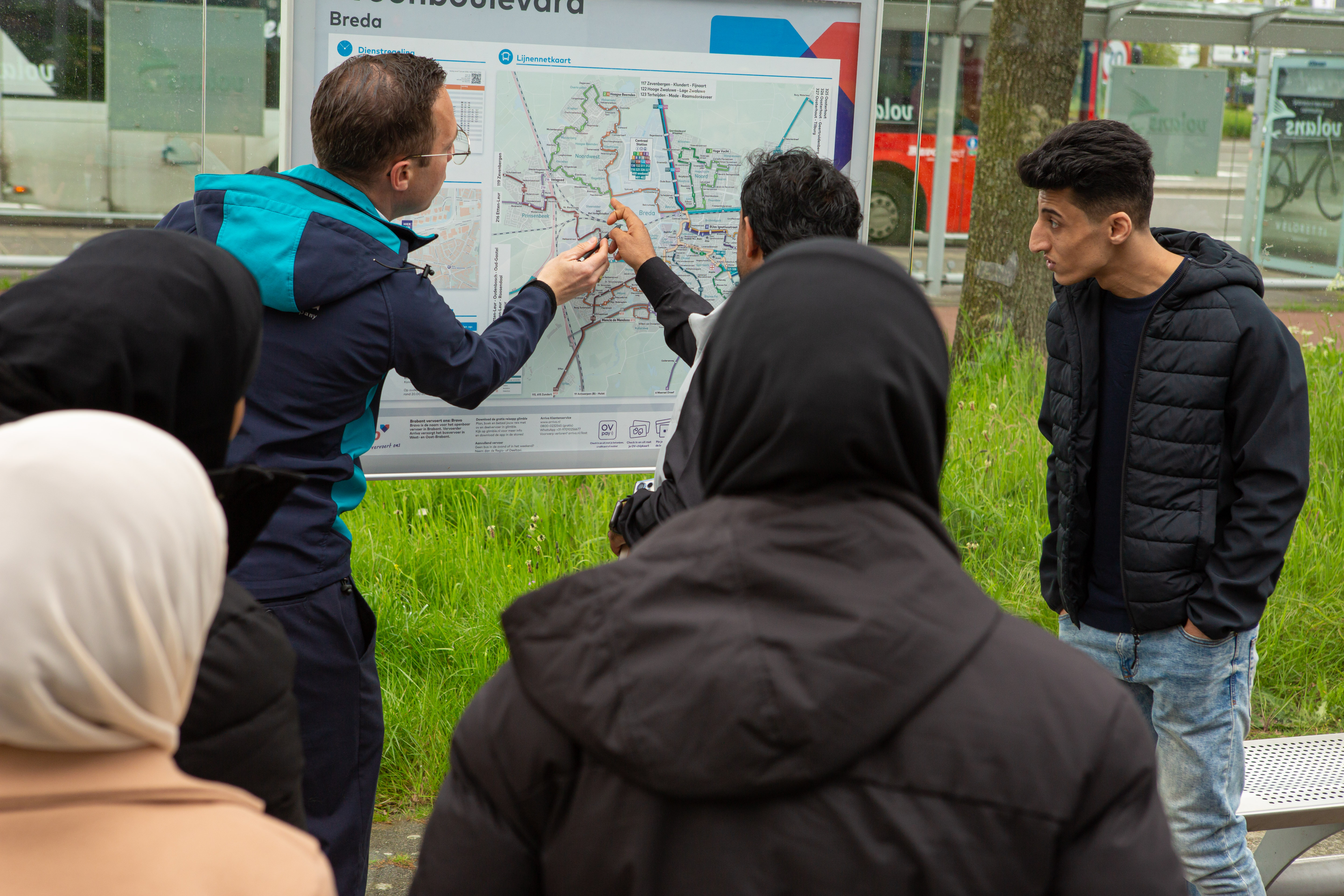Chauffeur legt een lijnennetkaart uit